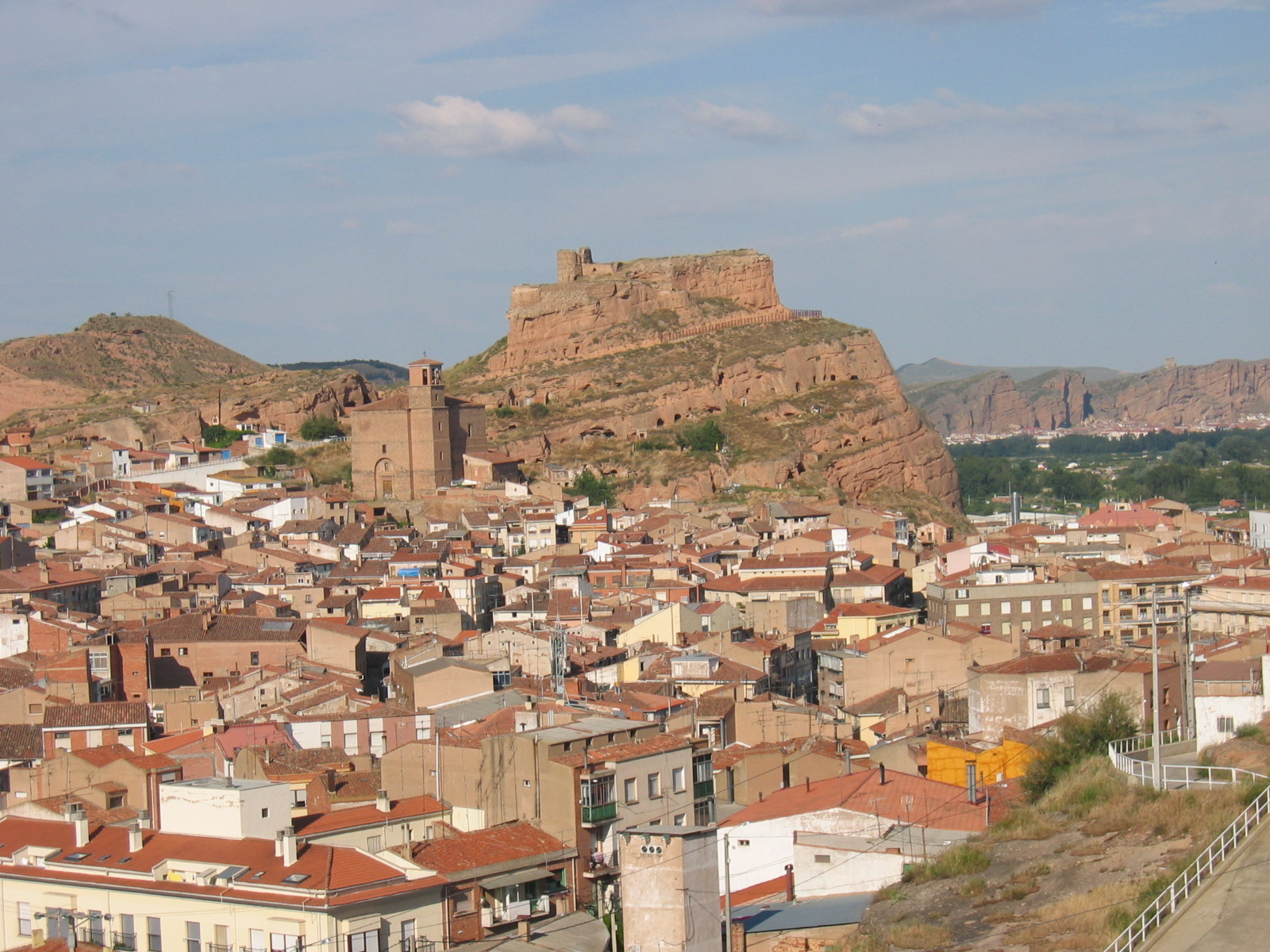 Vista general de Arnedo, en La Rioja Baja, con el casco urbano de tejados rojizos, la iglesia y el cerro del castillo al fondo