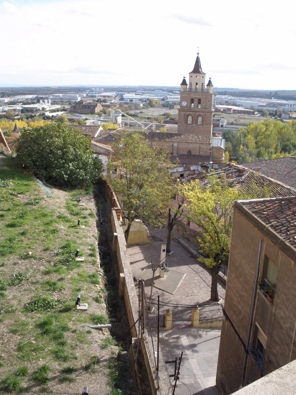 Vista de Calahorra desde el casco antiguo, con la torre de la catedral y los barrios nuevos de la ciudad al fondo