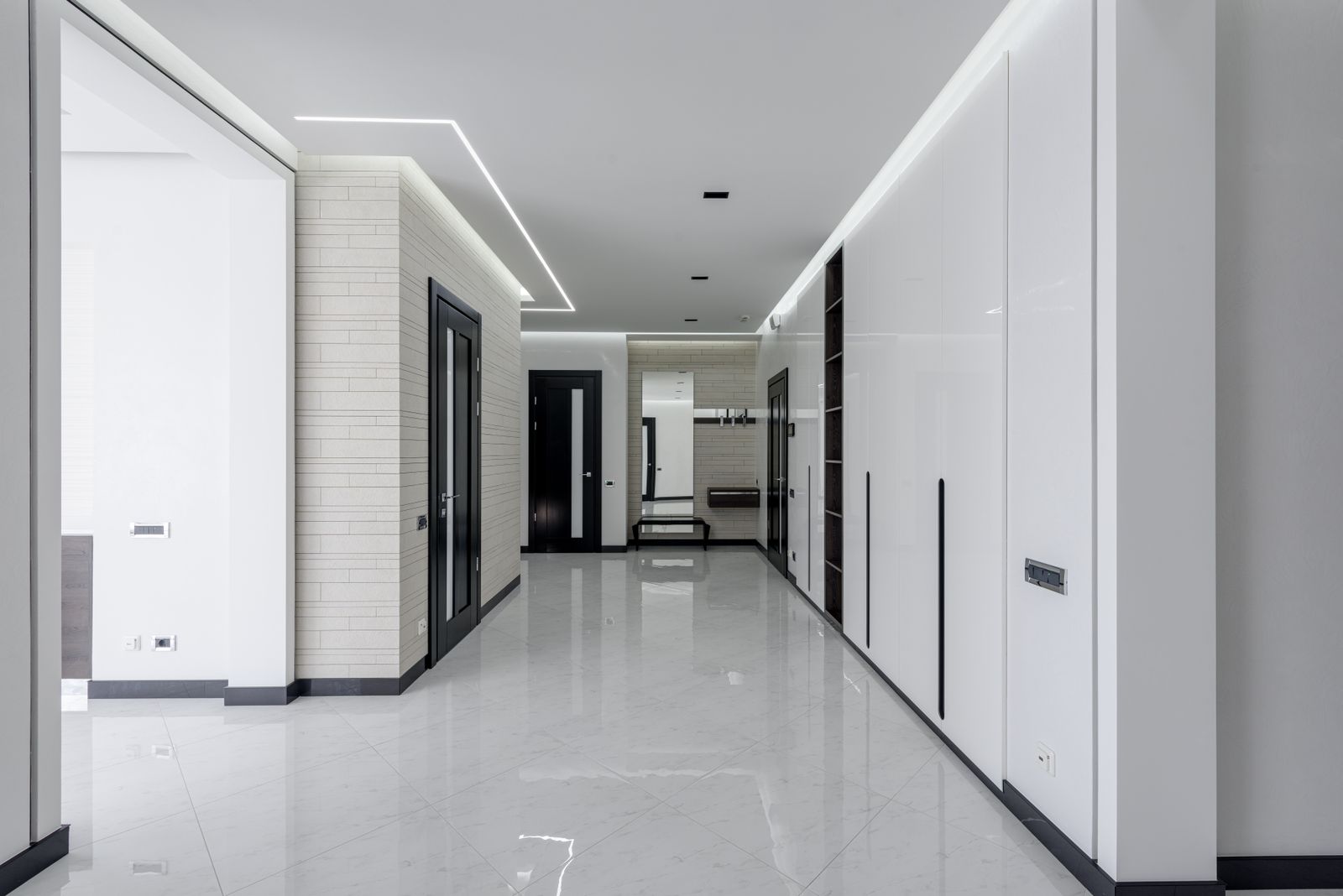 Pasillo amplio y sin escalones de una vivienda moderna, con puertas de paso anchas y suelo continuo