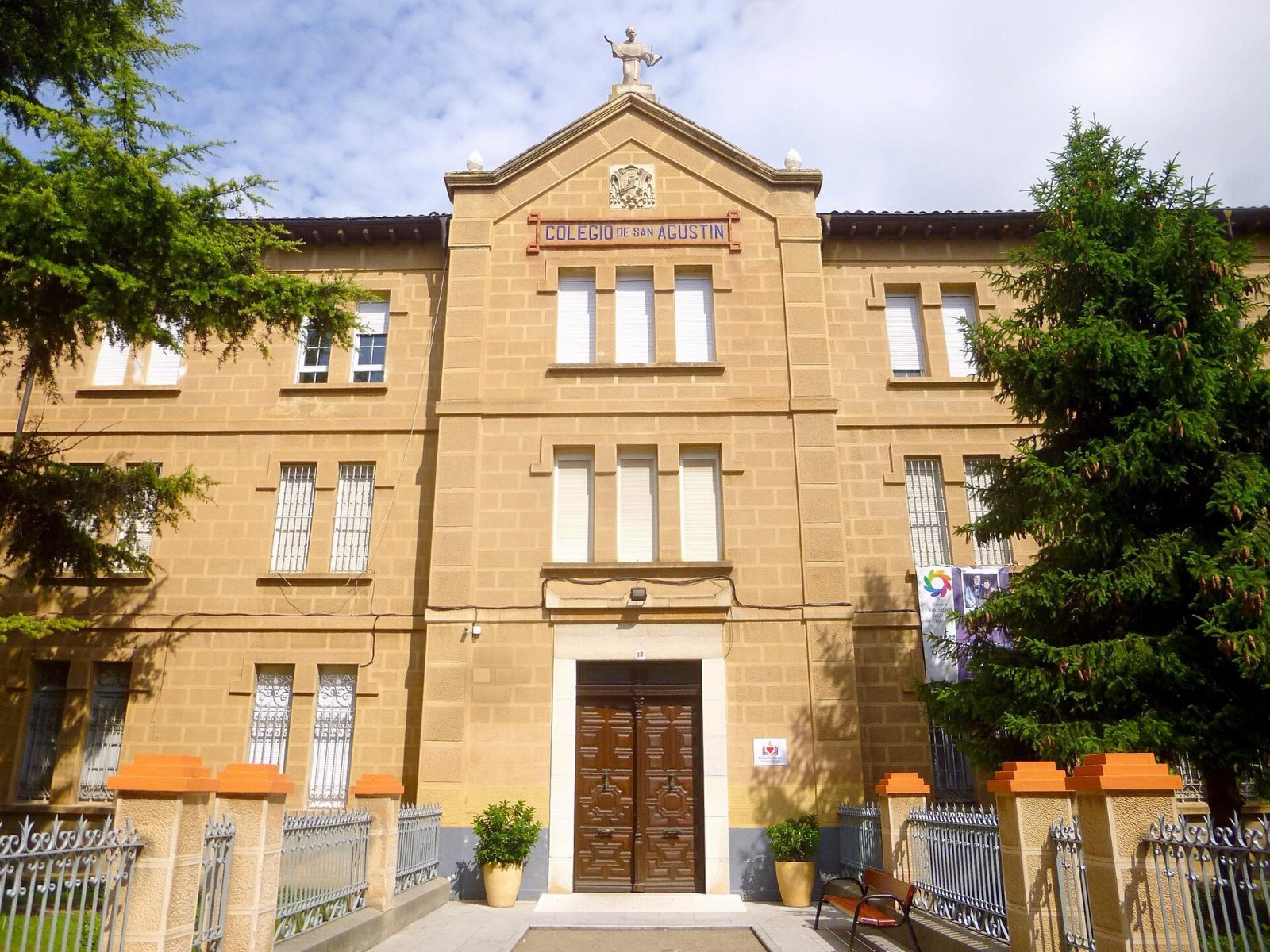 Colegio de Calahorra, en la Rioja Baja, con el patio y el edificio de aulas