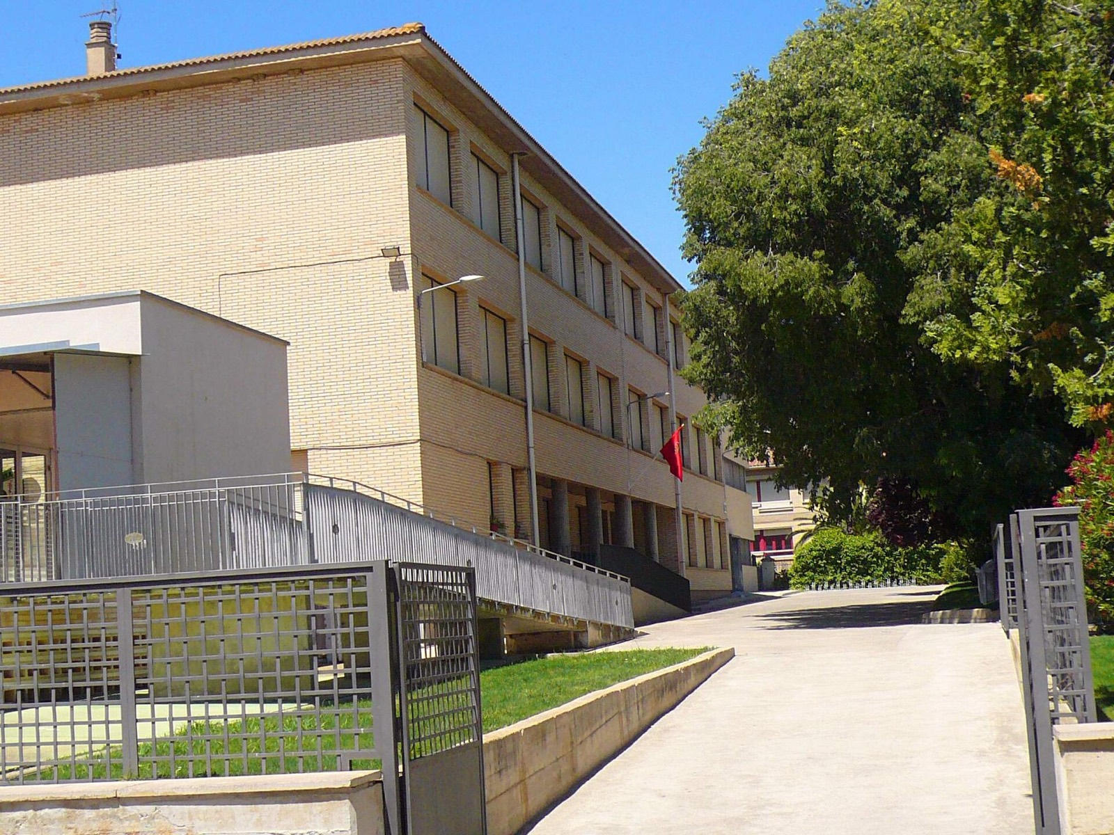 Fachada de un colegio público de la Ribera de Navarra, con el patio y las aulas de primaria