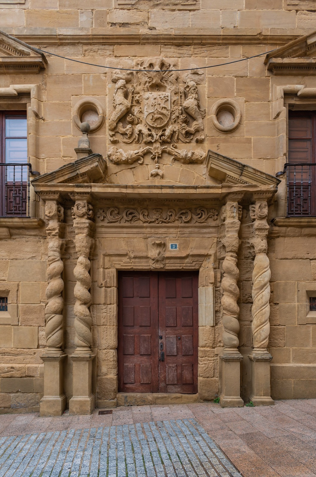 Portada barroca de piedra con columnas salomónicas y escudo nobiliario del Palacio de los Condes, en el casco antiguo de Haro