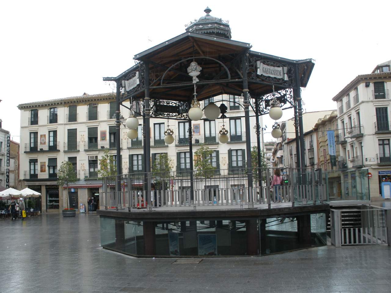 Quiosco de hierro de la Plaza de los Fueros de Tudela, con los edificios porticados del centro al fondo