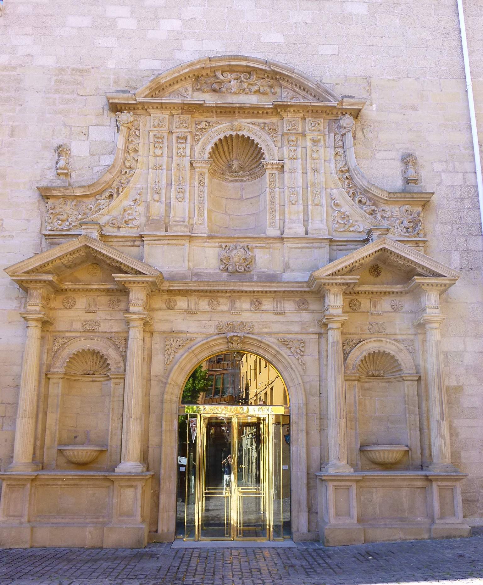 Portada renacentista de piedra del Parlamento de La Rioja, en Logroño, con puerta acristalada dorada