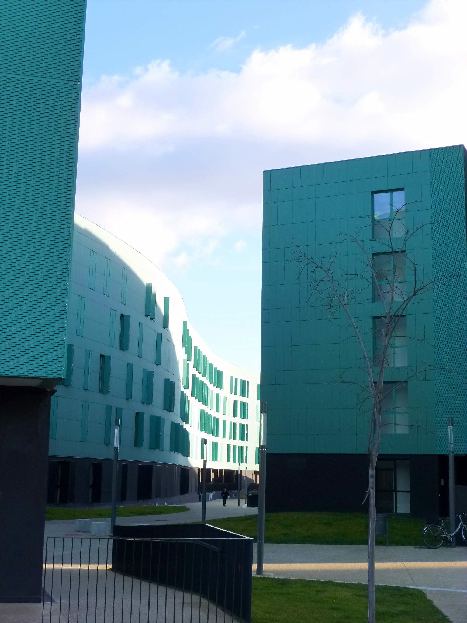 Bloque curvo de viviendas del complejo Pradoviejo, en Logroño, entre dos torres residenciales