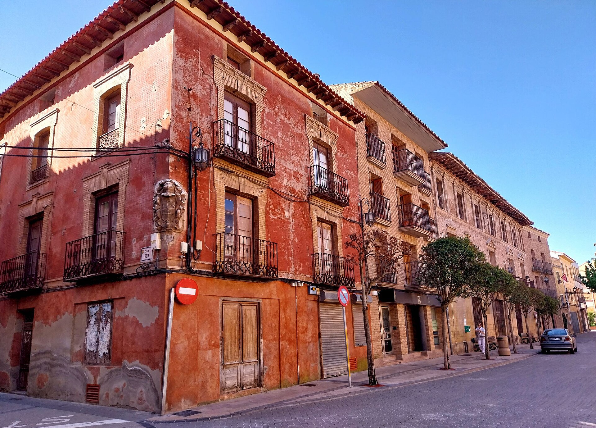 Casas tradicionales de ladrillo con balcones de forja en la Plaza de los Fueros de Cintruénigo, Ribera de Navarra